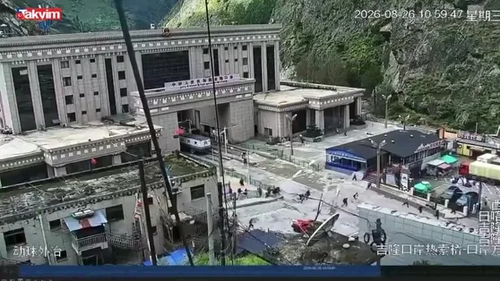 Çin-Nepal sınır kapısını heyelan vurdu