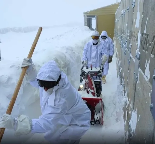 mehmetcikten-bayrak-donduran-sogukta-vatan-nobeti-kirpikleri-donan-askerler-gorev-basinda-1642321486299.jpg Mehmetçik’ten bayrak donduran soğukta vatan nöbeti! Kirpikleri donan askerler görev başında-3