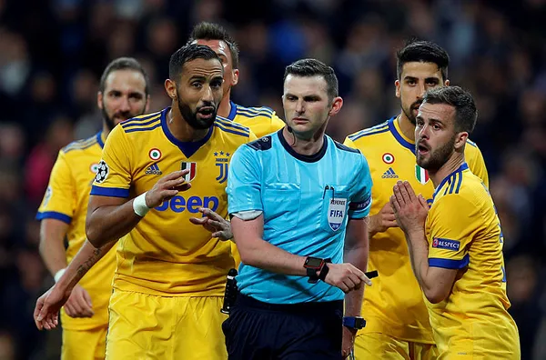 Juventus taraftarı Michael Oliver'ın peşini bırakmıyor-1