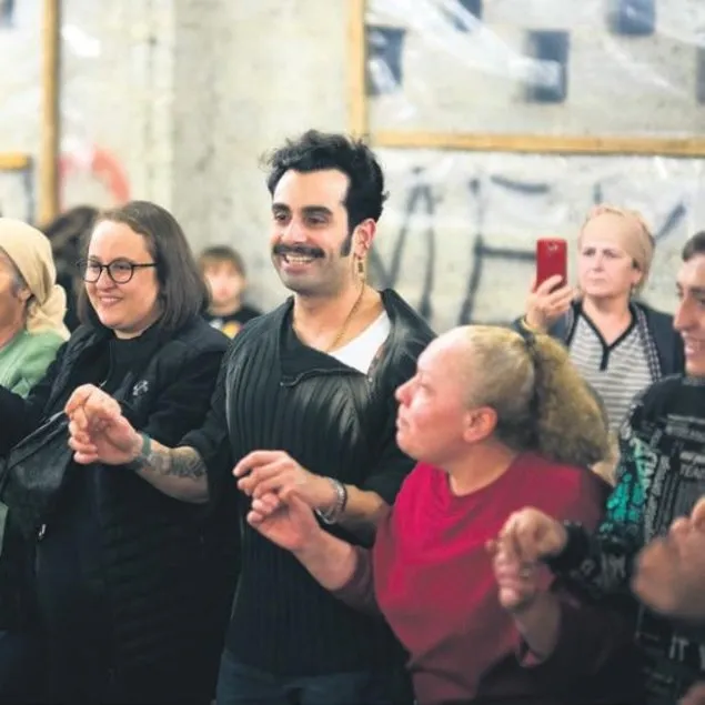 600 kişiyle halay çekti