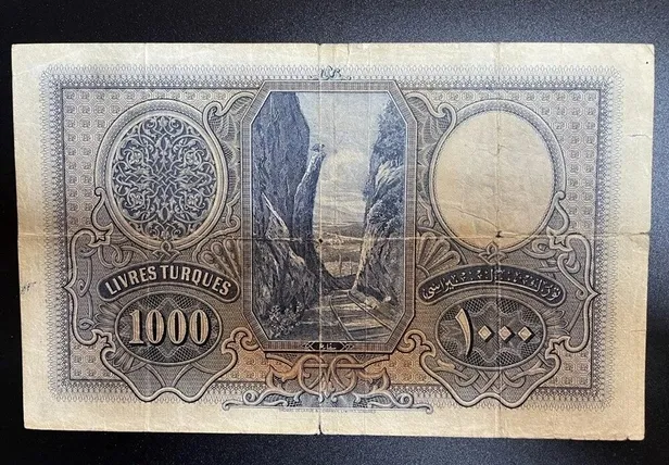 eski-1000-tllik-banknotu-bulan-turnayi-gozunden-vurdu-tek-bir-tanesi-bile-servet-ediyor-hemen-sandiklari-kurca-1690366489936.jpg Hemen dolapları karıştırın! Tek bir tanesi bile servet ediyor! Eski 1000 TL'lik banknotu bulan turnayı gözünden vurdu!-4