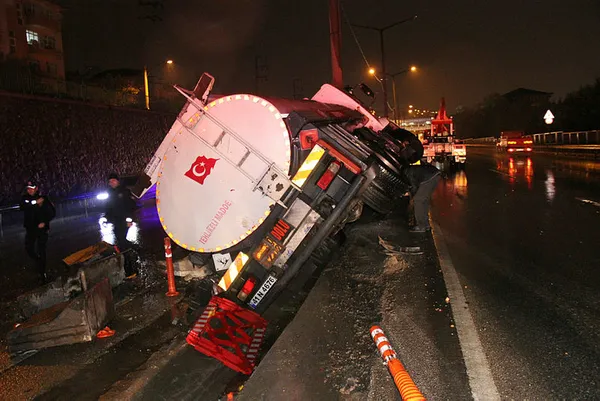 1635745347808.jpg SON DAKİKA | Kocaeli'de korkunç kaza! Önce beton bariyerlere girdi, ardından akaryakıt tankeri çarptı-4