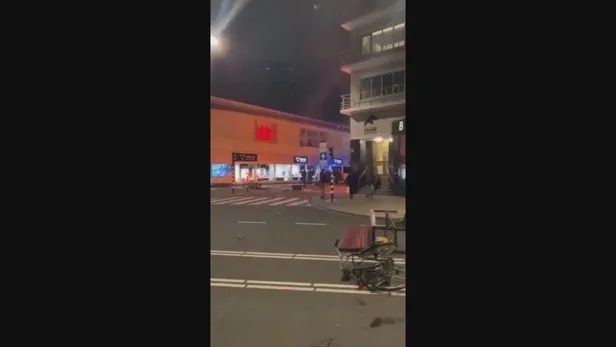 hollandada-karisti-koronavirus-karsiti-gosteride-eylemciler-polisle-catisti-polis-gostericiyi-boyle-vurdu-1637361437853.jpeg Hollanda karıştı! Koronavirüs karşıtı gösteride eylemciler polisle çatıştı! Polis göstericiyi böyle vurdu-6