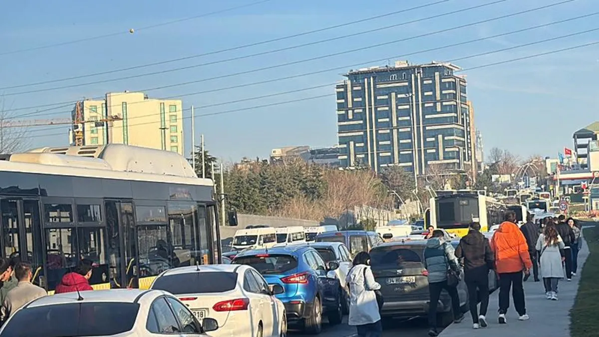 Başakşehir ve Bahçelievler'de yine İETT kazası: Trafik felç oldu
