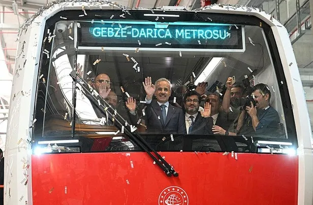Bakan Uraloğlu ilk yerli ve milli sürücüsüz metro aracını tanıttı: Tamamen kendi imkanlarımızla ürettik-2