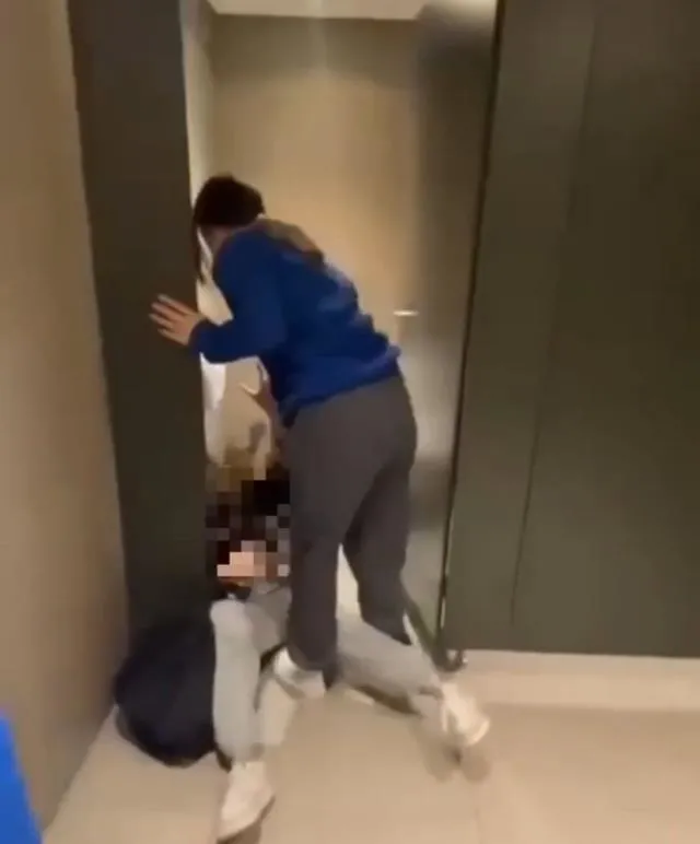 gezmeye-gidelim-diyerek-disari-cikarip-tuvalette-dovduler-5-kiz-arkadas-gozaltina-alindi-1702042440289.jpeg "Gezmeye gidelim" diyerek dışarı çıkarıp tuvalette dövdüler! 5 kız arkadaş gözaltına alındı-2