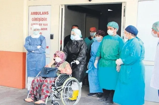 Sağlıkta Türkiye farkı! Türkiye yaşlıları el üstünde tutarken, o ülkeler ölüme terk etti
