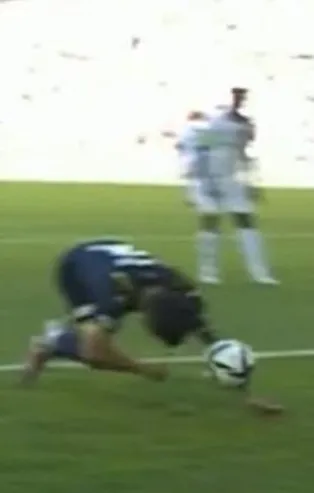 Hatayspor-Fenerbahçe maçındaki penaltı pozisyonu sonrası hakemlere sert tepki: VAR nasıl görmez!