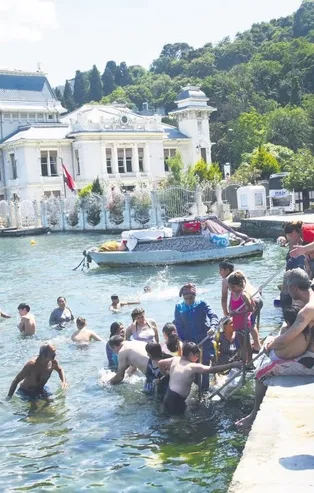 Güneşi gören İstanbullu soluğu denizde aldı