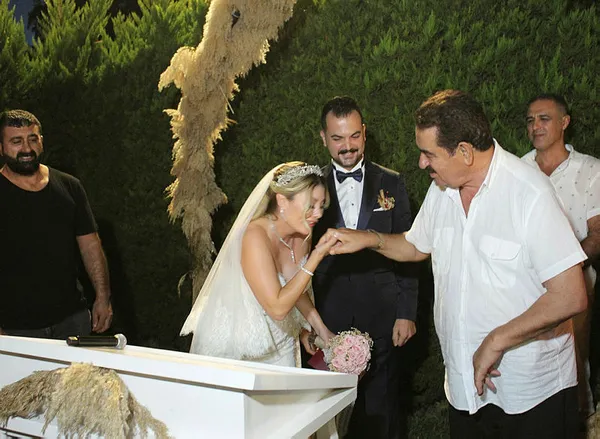 ibrahim-tatlisesin-kizim-dedigi-sule-cinlama-unlu-sarkiciyla-evlendi-1628789775594.jpg İbrahim Tatlıses’in kızım dediği Şule Çınlama evlendi! Ünlüler düğüne akın etti-3