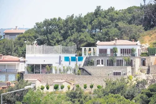 Mesut Özil ve eşi Amine Gülşe Alaçatı'daki villalarında Ege’nin tadını çıkarıyor...-1