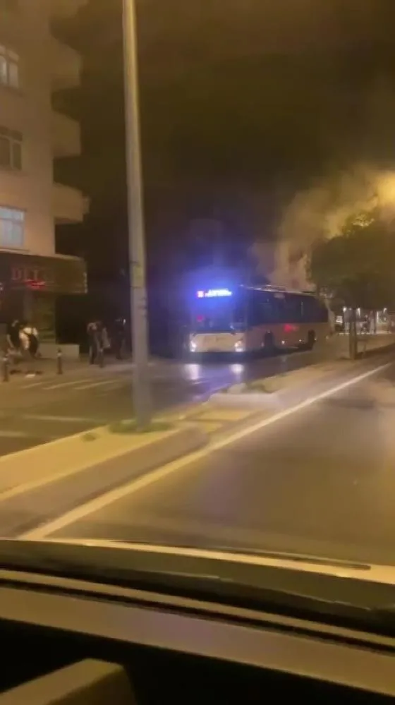 bir-iett-klasigi-dumanlar-yukselen-otobus-yolda-kaldi-1661266118921.jpg Bir İETT klasiği: Dumanlar yükselen otobüs yolda kaldı-5