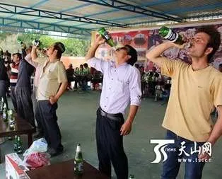 Uygurlara ramazanda zorla içki içirildi