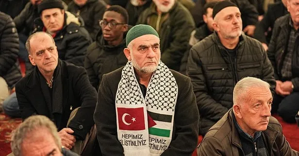 Regaip Kandili'nde eller dua için açıldı