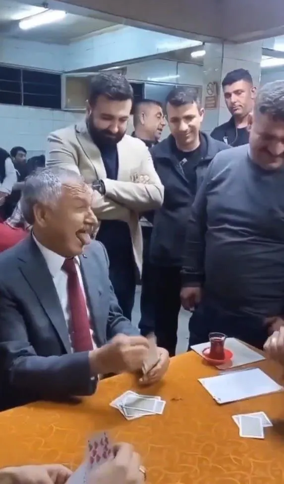 Bir yanda "Önceliğimiz deprem bölgesi" diyen Başkan Erdoğan diğer yanda enkaz üzerinde batak oynayan CHP! Zeydan Karalar'a tepki büyük-4