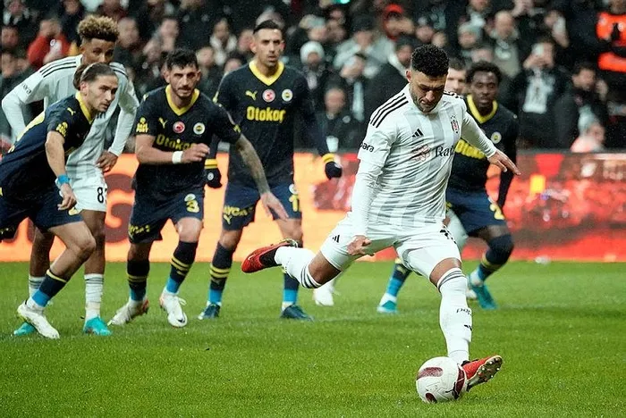 fenerbahce-besiktasi-yendi-hakem-kararlari-maca-damga-vurdu-1702144381787.jpeg Fenerbahçe Beşiktaş'ı yendi! Hakem kararları maça damga vurdu-7