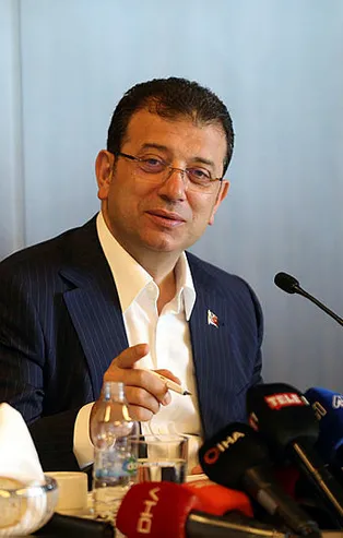 CHP'de Ekrem İmamoğlu'nun söyledikleri farklı yaptıkları farklı! Mitingden mitinge koşup gazetecilerle poz kesiyor ama sorsan aday değil