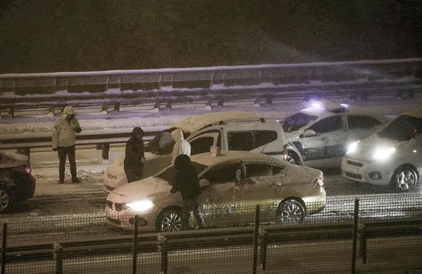 ibbnin-kar-kureme-araci-kara-saplandi-1647113809292.jpeg İBB'nin kar küreme aracı kara saplandı!-2