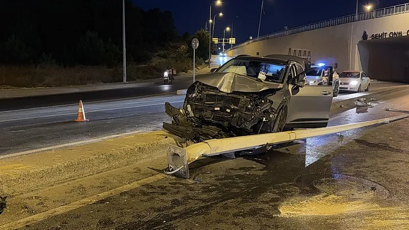 Arnavutköy'de feci kaza! Sürücü direksiyon hakimiyetini kaybetti | Otomobil elektrik direğine çarptı: 1'i çocuk 2 yaralı (İHA)