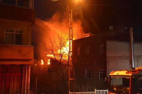 Beykoz’da iki bina alev alev yandı-1
