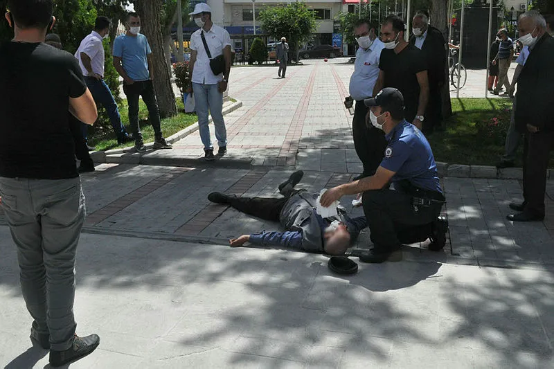 Karaman'da iki yaşlı amca "ne bakıyorsun" diyerek kozlarını paylaştı! Yumruklu kavga sonucu biri kanlar içinde yere serildi - 2