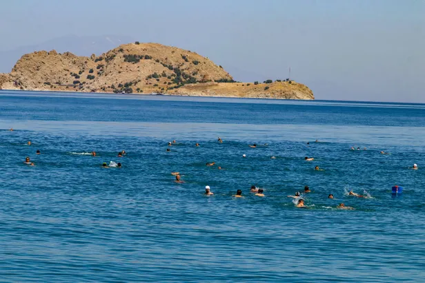 Türkiye'de tek! Van'ın mavi bayraklı Mollakasım Plajı'na turist ilgisi-1