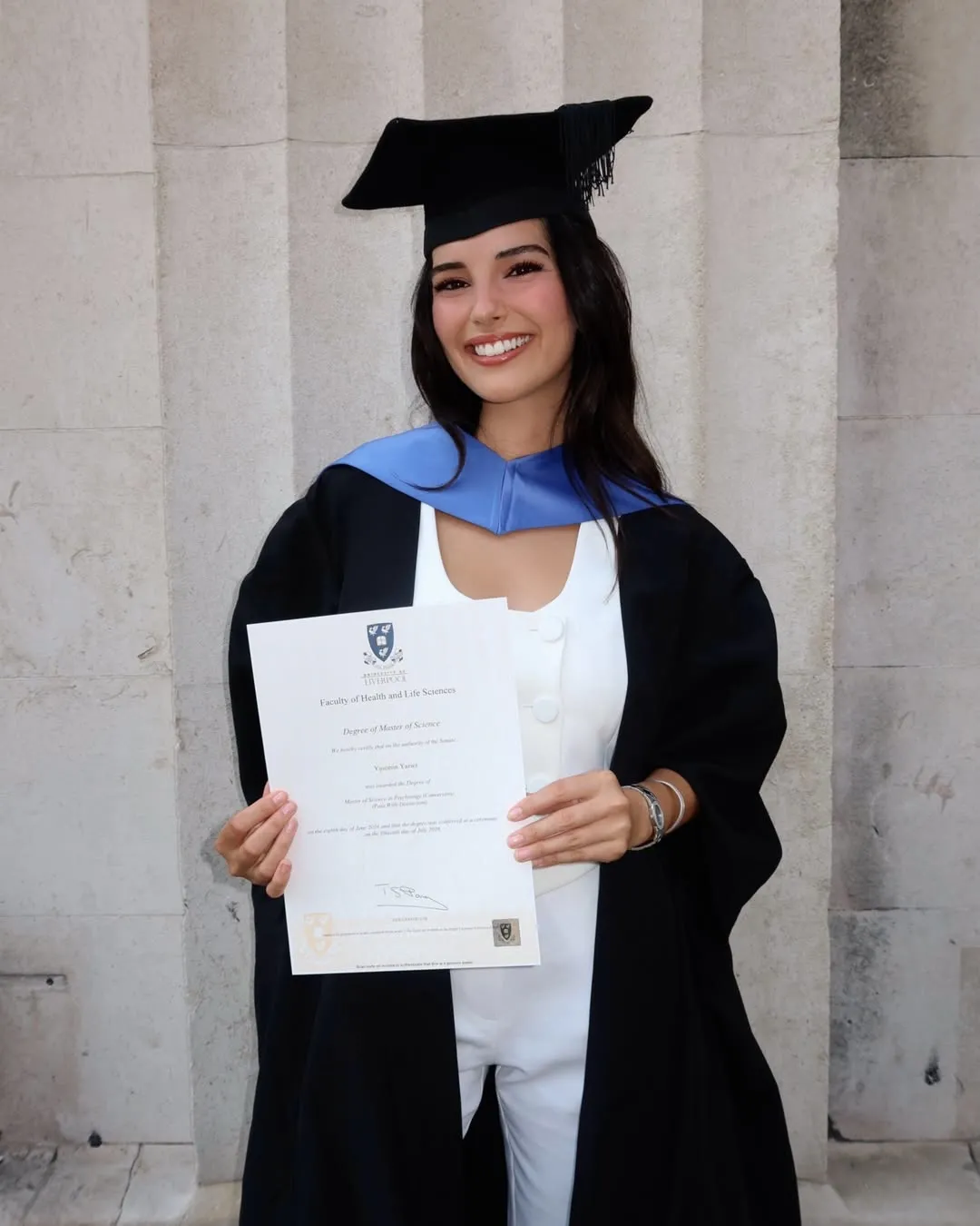 yasemin-yazici-liverpool-universitesinde-yilin-tezi-odulunu-aldi-1785483392955.jpg Oyuncu Yasemin Yazıcı'dan akademik başarı: Liverpool Üniversitesi'nden ödül aldı-3