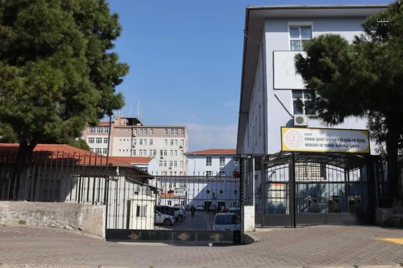 1709046159769.jpeg Yine TikTok yine skandal | İzmir'de öğretmenin karşısında oynayıp video çektiler! "Gençlik nereye gidiyor?"-5