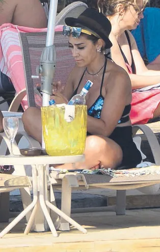 Emrah'ın boşanma davası açtığı Sibel Erdoğan tektaşından vazgeçmedi!