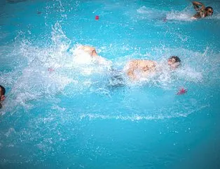 Gözlerini kaybeden 35 Suriyeliye yüzme yarışması...