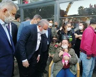 İzmir'de en acı bekleyiş: Kızlarını oyuncaklarına sarılarak bekliyor
