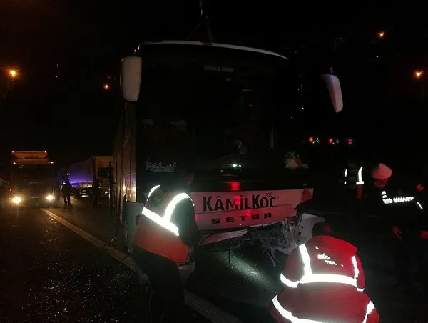 Son dakika: Gece yarısı adeta facia: Kocaeli TEM otoyolunda araç kaza yaptı 30 kişi 30 metre yükseklikte dehşeti yaşadı-7
