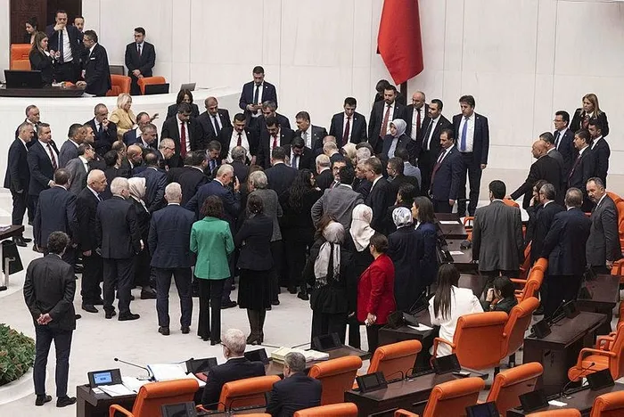 Saadet Partisi Milletvekili Hasan Bitmez kürsüde fenalaştı yere yığıldı! Bakan Koca açıkladı: "Durumu son derece ciddi"-10