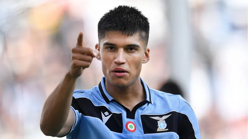 galatasaray-ile-fenerbahce-yildiz-oyuncu-icin-karsi-karsiya-10-milyon-euroluk-savas-1718108414186.jpg Galatasaray ile Fenerbahçe yıldız oyuncu için karşı karşıya! 10 milyon Euro'luk savaş-15