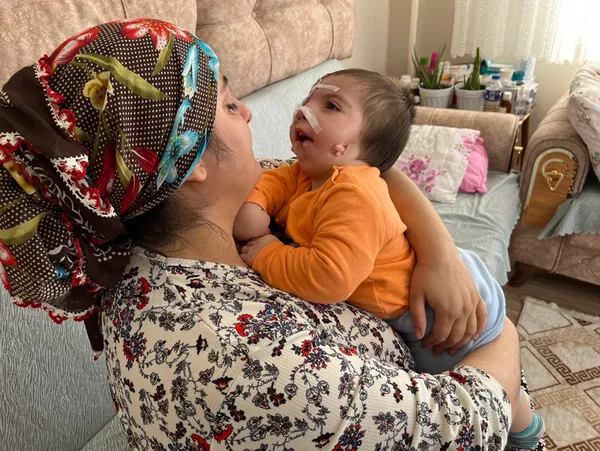 her-25-bin-bebekten-birinde-gorulen-goldenhar-sendromu-ile-dunyaya-geldi-annesi-dili-ve-cenesinden-ameliyat-ol-1651050651129.jpg Her 25 bin bebekten birinde görülen 'Goldenhar Sendromu' ile dünyaya geldi! Annesi dili ve çenesinden ameliyat olmasını istiyor-7