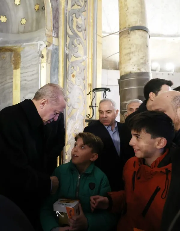 baskan-recep-tayyip-erdogan-bayram-namazini-ayasofyada-kildi-1682054820615.jpg