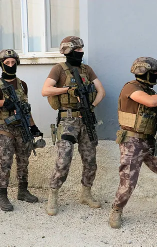 Adana'da suç örgütlerine şafak baskını! Çok sayıda gözaltı var