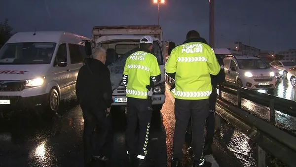 1633067270882.jpg E-5'te aynı yerde 5 araç birbirine girdi-1