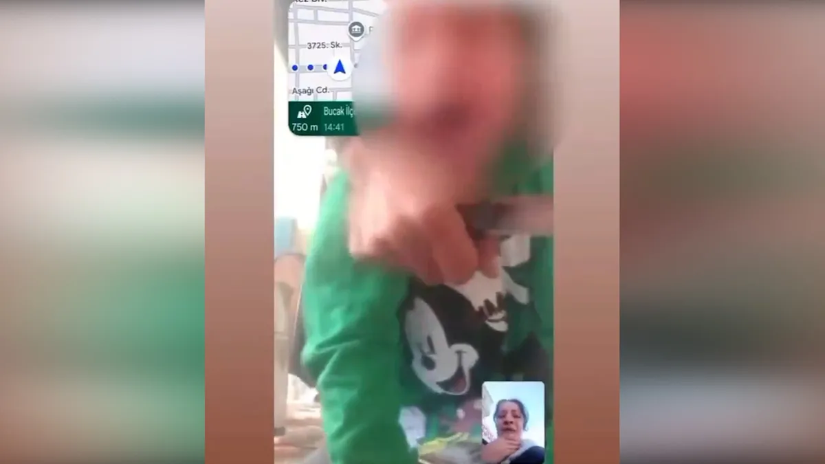 Evladının boğazına bıçak dayadı!