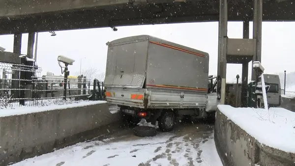 SON DAKİKA: İstanbul'da kar fırtınası! ❄İstanbul Valiliği'nin uyarılarına rağmen yollar tuzlanmadı: Ali Yerlikaya dikkat çekmişti servisler ve İETT yollarda kaldı-3