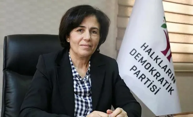 son-dakika-hdppkkli-eski-sur-belediye-baskani-filiz-buluttekin-teror-sorusturmasi-kapsaminda-gozaltina-alindi-1647413300785.jpeg Son dakika: HDPPKK’lı eski Sur Belediye Başkanı Filiz Buluttekin terör soruşturması kapsamında gözaltına alındı-1