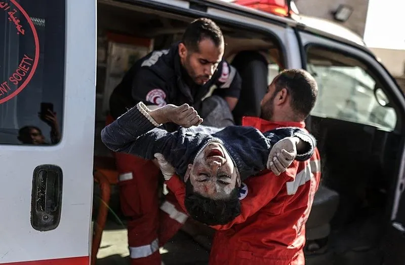 Katil İsrail ordusunun Gazze'nin orta kesimine düzenlediği saldırı sonucu yaralanan Filistinliler, Deyr Belah kentindeki Aksa Şehitleri Hastanesi'ne kaldırıldı. 