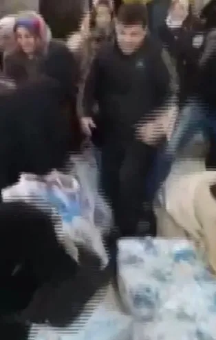 İndirimi duyan oraya koştu! Birbirlerini ezdiler! Antalya’da ucuzluk izdihamı