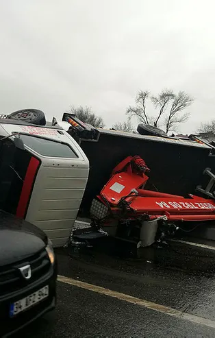 Beylikdüzü E-5 Karayolu'nda vinç devrildi