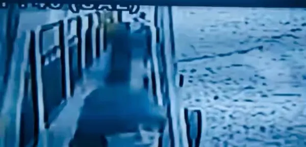 genc-kadinin-eminonu-kadikoy-vapurundan-atlayarak-intihar-ettigi-anlar-kamerada-1611211190171.jpg Genç kadının Eminönü-Kadıköy vapurundan atlayarak intihar ettiği anlar kamerada-5