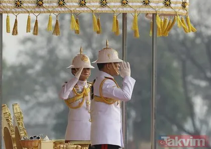 Dünya, Tayland Kralı Maha Vajiralongkorn’un altın kaplı silahlarını konuşuyor! Törenin önüne geçti