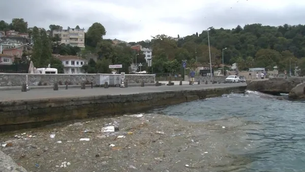 sariyer-sahilinde-tepki-ceken-goruntu-denizi-pislik-goturuyor-1660235635587.jpg