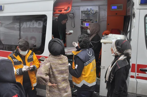 diyarbakirda-2-katli-gelinlik-magazasinda-yangin-cikti-biri-hamile-7-kadin-dumandan-etkilendi-1607941304791.jpg Diyarbakır'da 2 katlı gelinlik mağazasında yangın çıktı: Biri hamile 7 kadın dumandan etkilendi-8