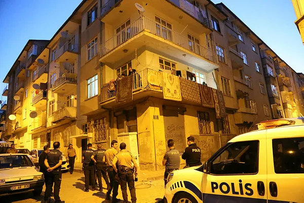 elazigda-yabanci-uyruklu-bir-sahis-kizi-vermediler-diye-ates-acti-2-yarali-10-gozalti-1591689940091.jpg Elazığ’da yabancı uyruklu bir şahıs, kızı vermediler diye ateş açtı: 2 yaralı, 10 gözaltı-2