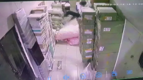 eminonunde-cep-telefonuna-bakarak-yuruyen-genc-izgaradan-asagi-dustu-telefonda-islerim-vardi-1645018620573.jpg Eminönü'nde cep telefonuna bakarak yürüyen genç ızgaradan aşağı düştü: Telefonda işlerim vardı-3